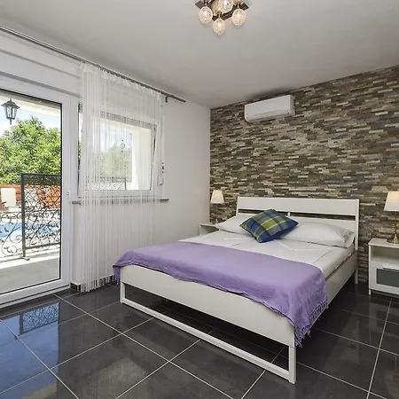 Mary Rose Apartment *