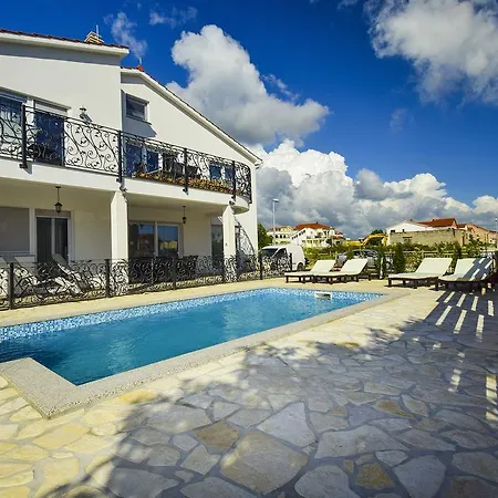 Mary Rose Apartman