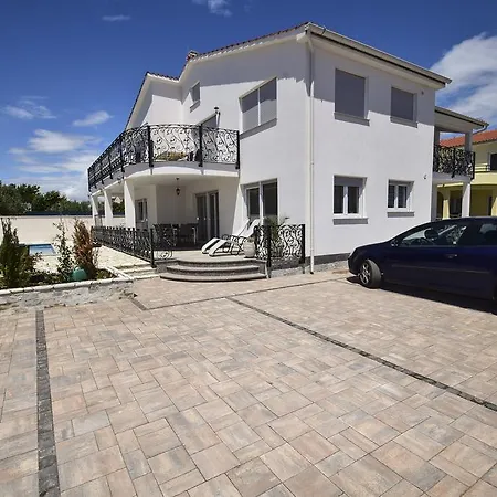 Mary Rose Apartman *