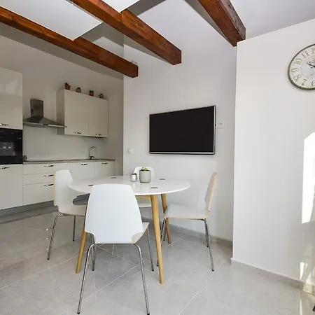 Mary Rose Apartment *